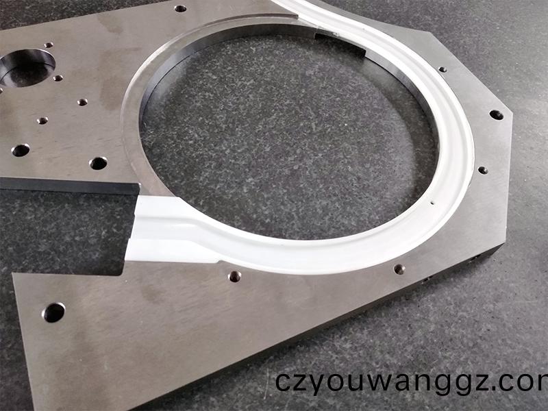 得(de)人(ren)精工(gong)爲電(dian)子行(xing)業提(ti)供(gong)吸(xi)嘴、颳刀、測試平檯、分(fen)選(xuan)盤等(deng)
