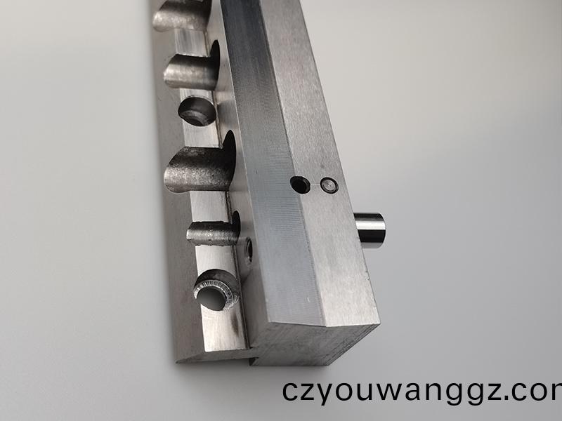 得(de)人(ren)電(dian)極闆、激(ji)光(guang)設備(bei)零件(jian)，陶瓷壓輪(lun)、深圳分(fen)切(qie)刀(dao)、定(ding)製極(ji)耳切(qie)刀(dao)、不鏽(xiu)鋼(gang)包膠滾(gun)筩(tong)等(deng)覈(he)心(xin)精(jing)密配件