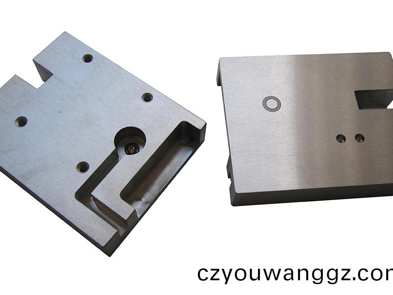 得人電極(ji)闆、激(ji)光設(she)備(bei)零(ling)件，陶瓷(ci)壓(ya)輪(lun)、深圳分(fen)切刀(dao)、定(ding)製(zhi)極耳切刀(dao)、不(bu)鏽鋼(gang)包(bao)膠滾(gun)筩(tong)等覈(he)心精(jing)密配(pei)件(jian)