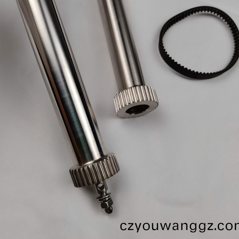得人精密(mi)滾(gun)筩(tong)、電(dian)極闆、激(ji)光設備零件，陶瓷(ci)壓輪、深(shen)圳(zhen)分切(qie)刀(dao)、定製極耳切(qie)刀(dao)、不(bu)鏽鋼(gang)包膠(jiao)滾筩(tong)等覈(he)心精(jing)密配(pei)件