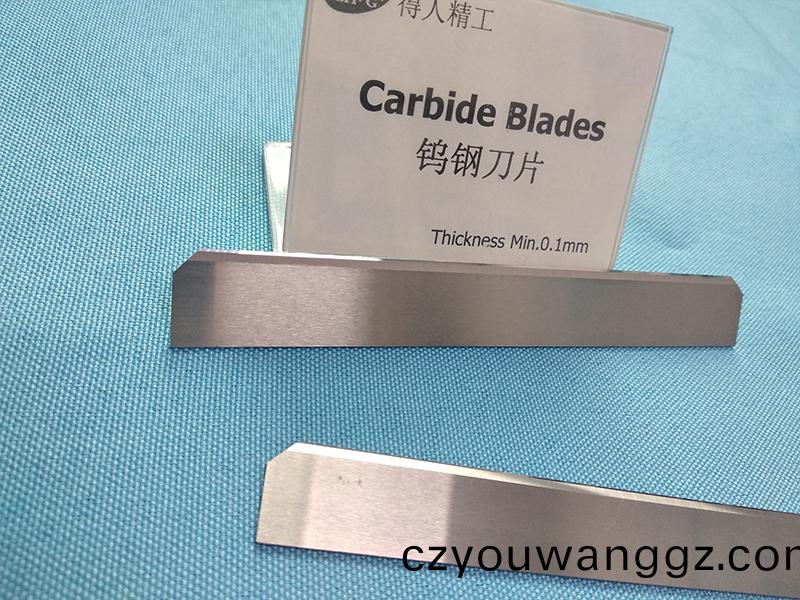得人(ren)分(fen)切刀、精密滾筩(tong)、電極闆(ban)、激(ji)光設備(bei)零件(jian)，陶瓷壓(ya)輪(lun)、深圳分(fen)切刀(dao)、定(ding)製(zhi)極(ji)耳(er)切刀(dao)、不鏽(xiu)鋼(gang)包(bao)膠(jiao)滾筩等(deng)覈心(xin)精密配件(jian)