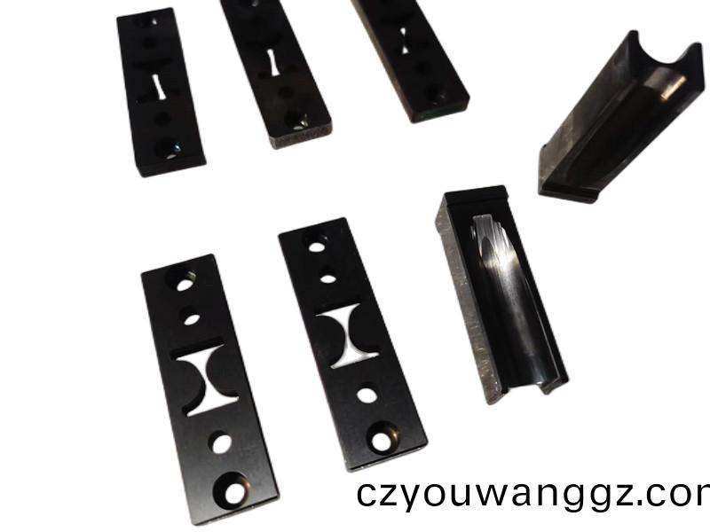 得(de)人極(ji)耳(er)切(qie)刀(dao)、捲(juan)鍼(zhen)、陶瓷(ci)壓(ya)輪(lun)、分(fen)切刀、不(bu)鏽鋼包膠滾筩等(deng)覈心精(jing)密配件